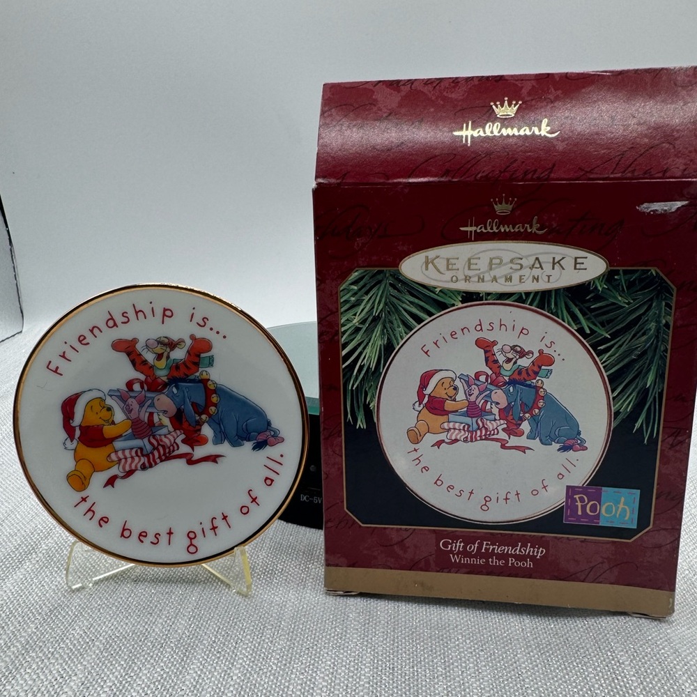 Hallmark Winnie the Pooh ornament friendship is.. gift of friendship NIB 3.25”